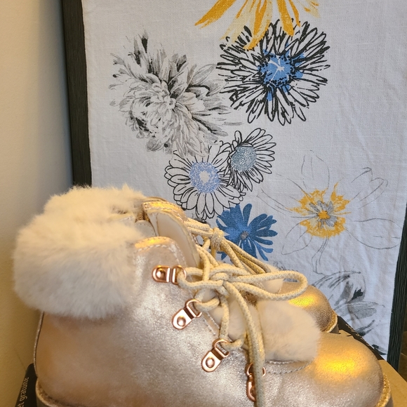 Like New Girls Boots - Picture 3 of 10